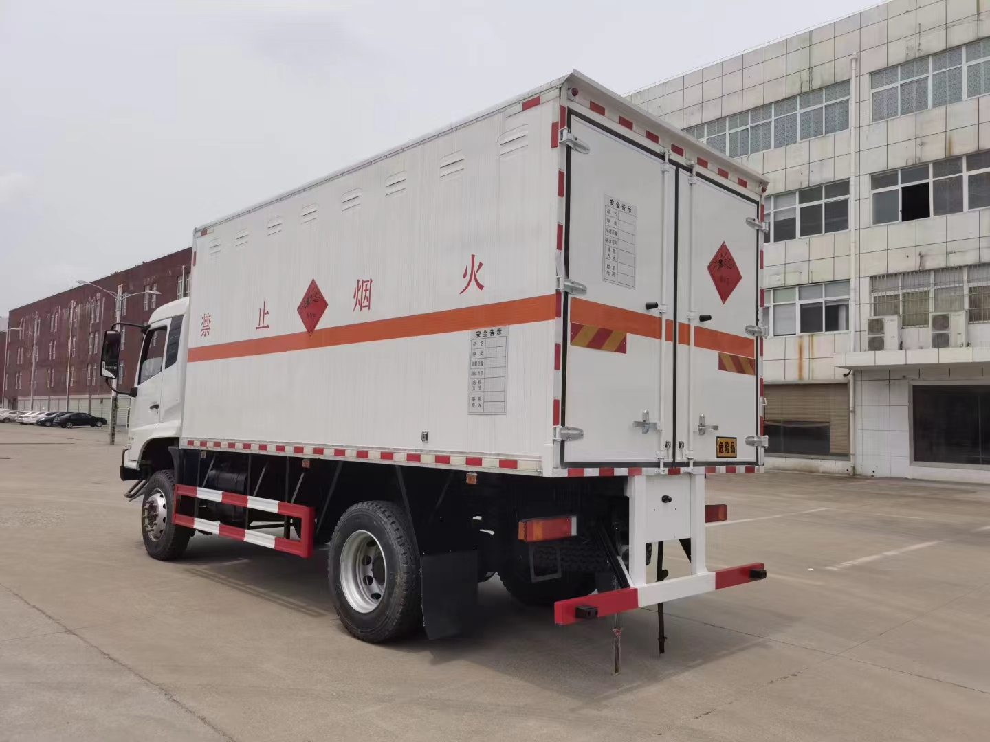 東風天錦四驅10噸爆破器材運輸車