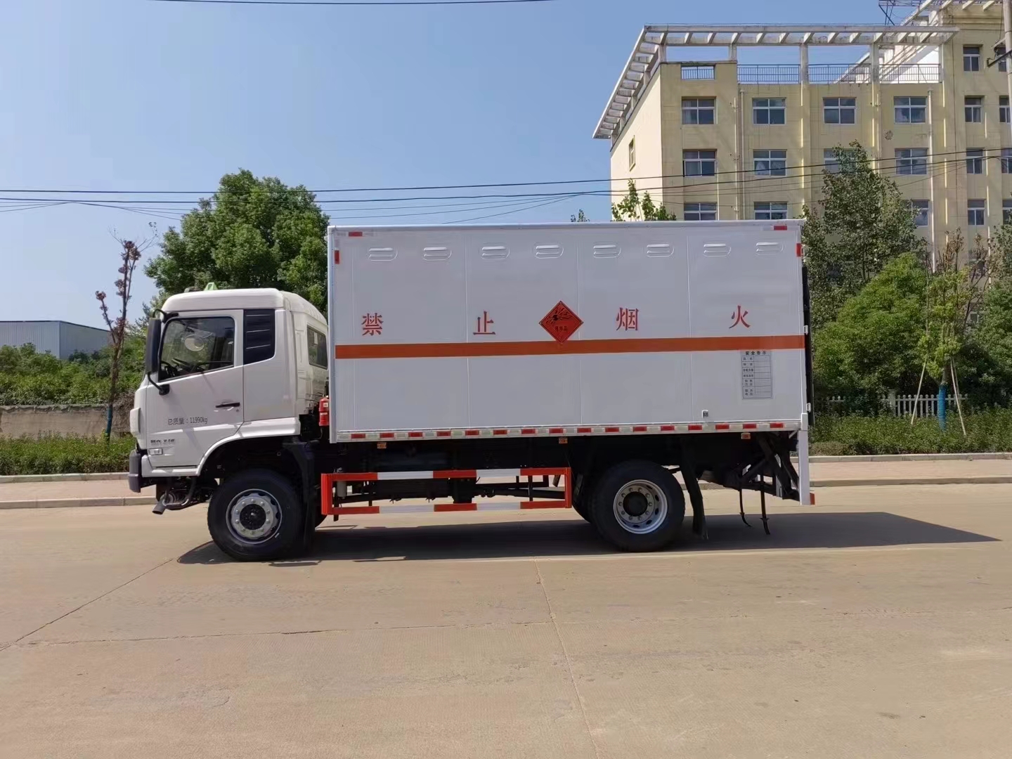 東風天錦四驅10噸爆破器材運輸車