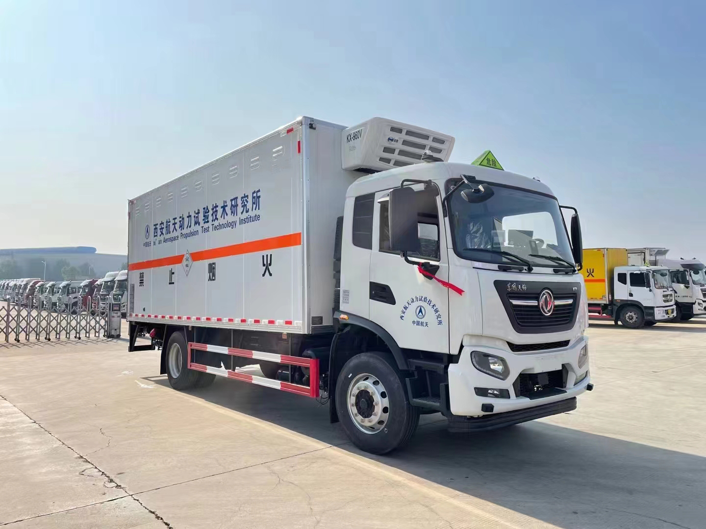東風天錦6米8帶冷機國六危險品車