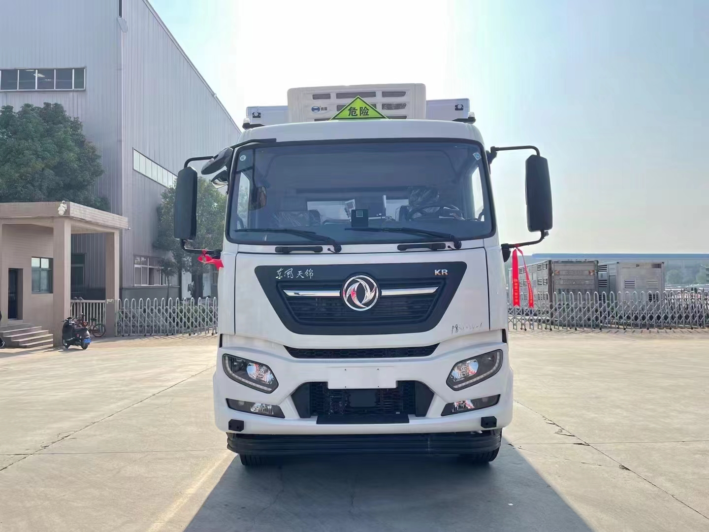 東風天錦6米8帶冷機國六危險品車