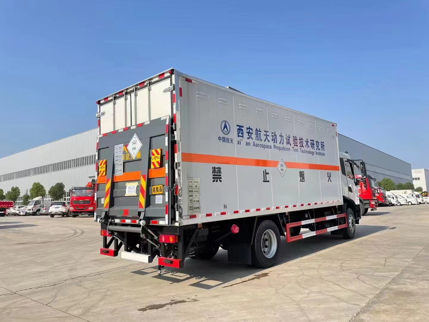 東風天錦6米8帶冷機國六危險品車