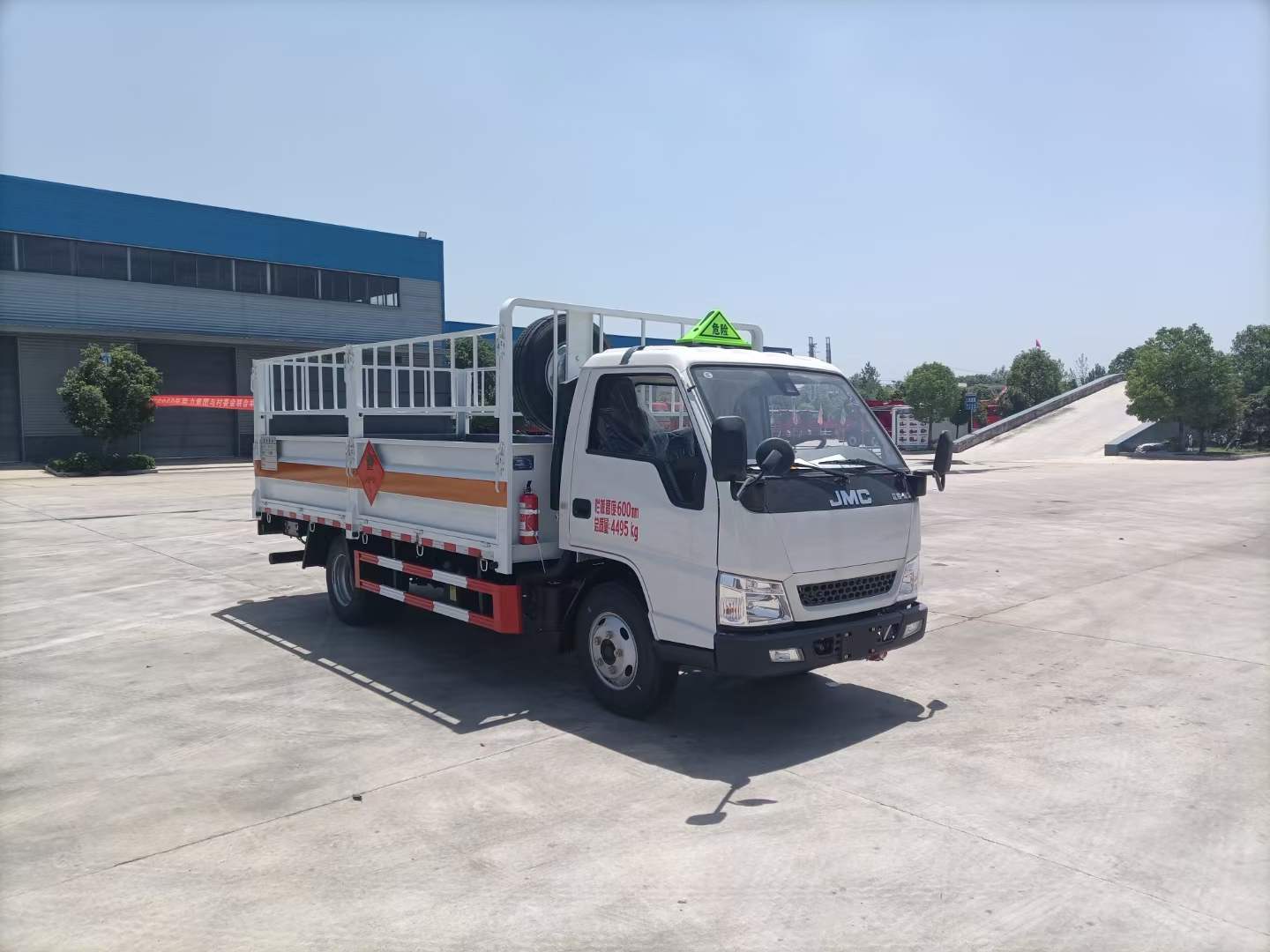 江鈴4米2國六藍(lán)牌1.8噸氣瓶車