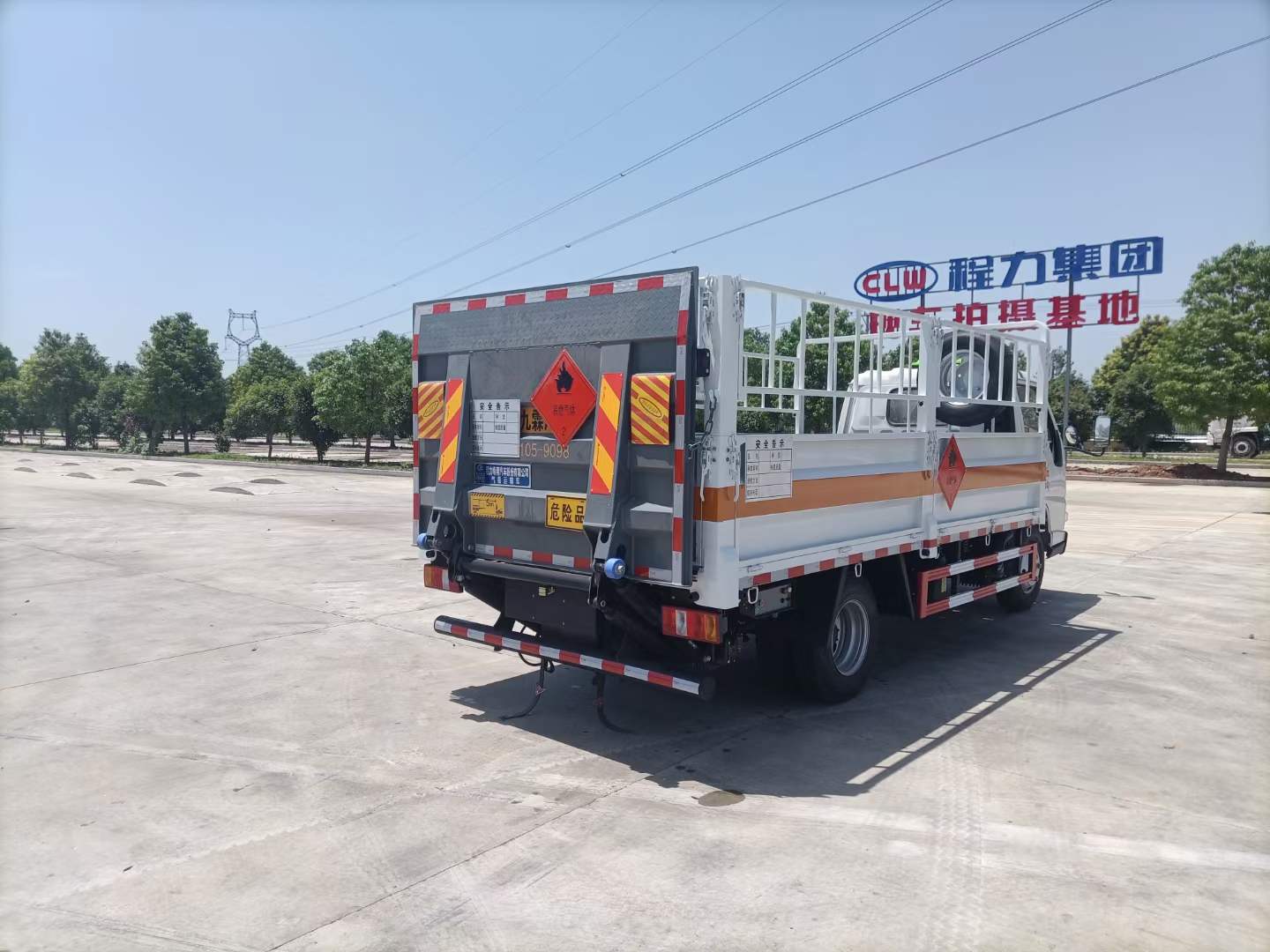 江鈴4米2國六藍(lán)牌1.8噸氣瓶車