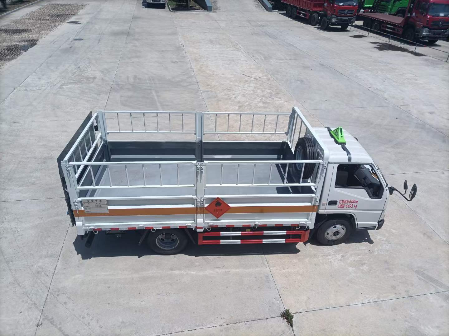 江鈴4米2國六藍(lán)牌1.8噸氣瓶車