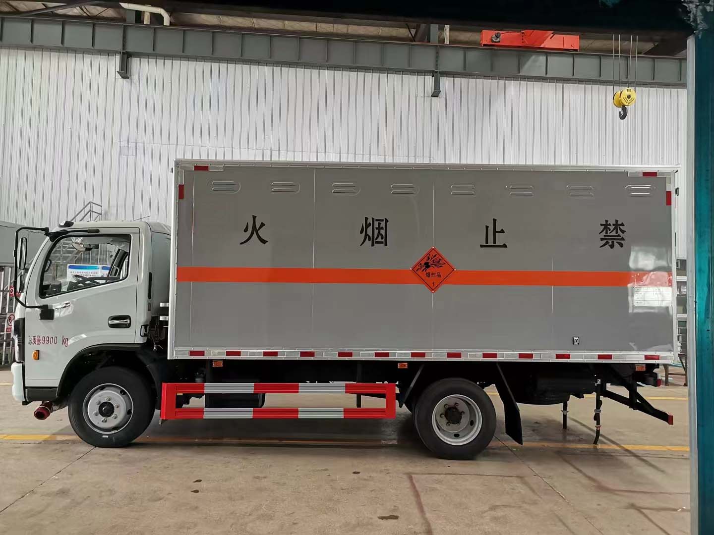 東風5噸5米國六毒性氣體廂式運輸車