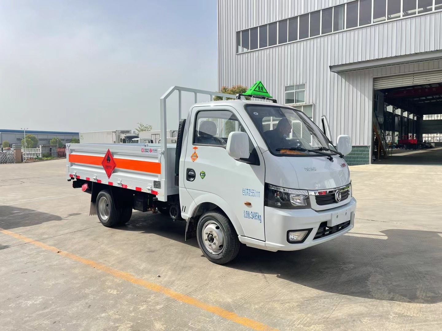 東風途逸汽油版3米氣瓶運輸車