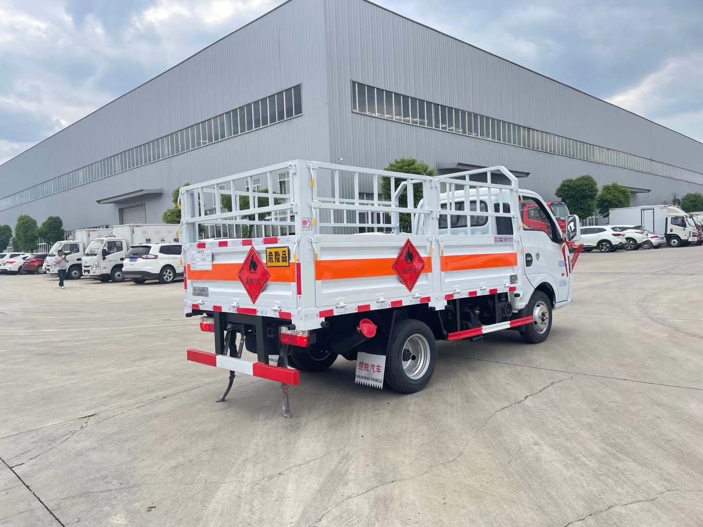 東風(fēng)途逸柴油版3.8米氣瓶運(yùn)輸車