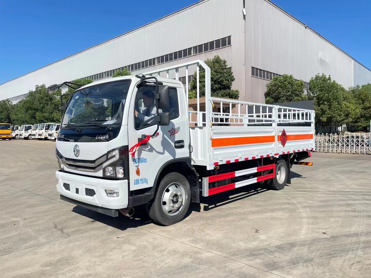 東風(fēng)5.2米氣瓶運(yùn)輸車