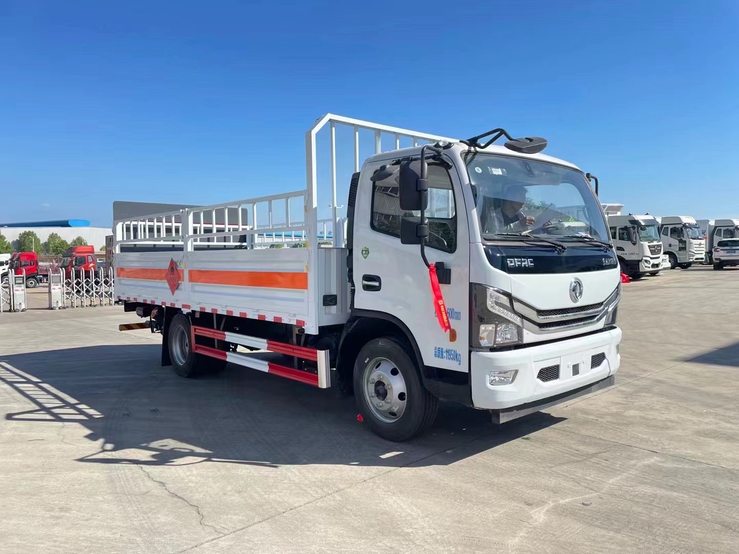 東風(fēng)5.2米氣瓶運(yùn)輸車