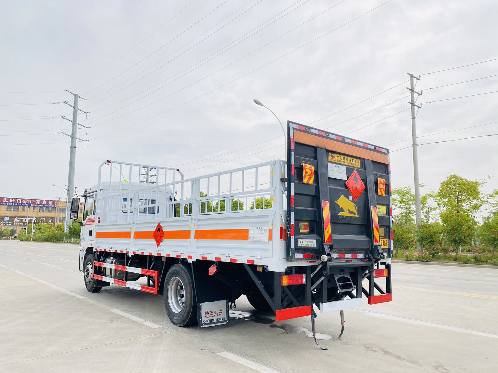 陜汽德龍6.8米氣瓶運輸車