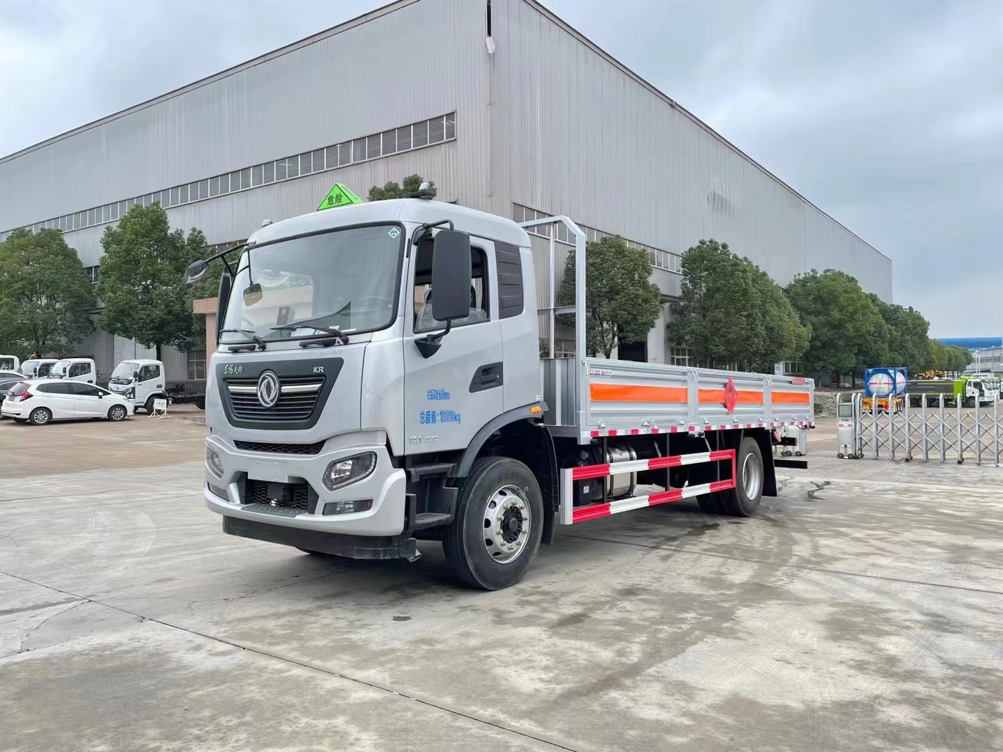 東風(fēng)天錦6.7米氣瓶運(yùn)輸車(chē)