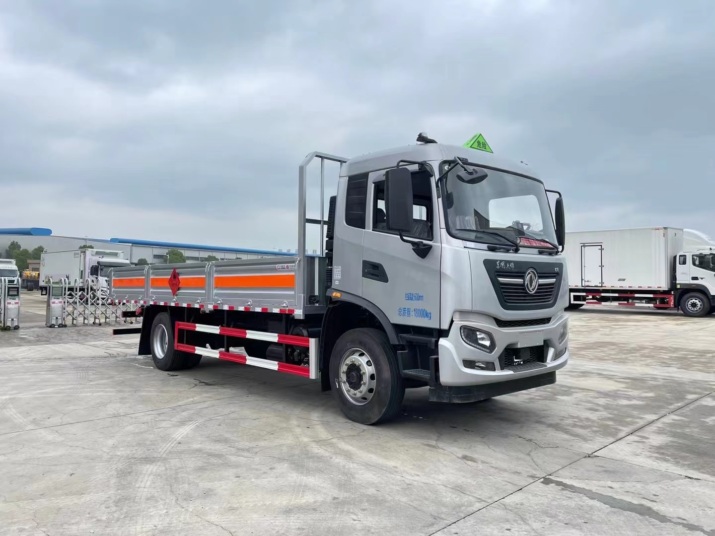 東風(fēng)天錦6.7米氣瓶運(yùn)輸車(chē)