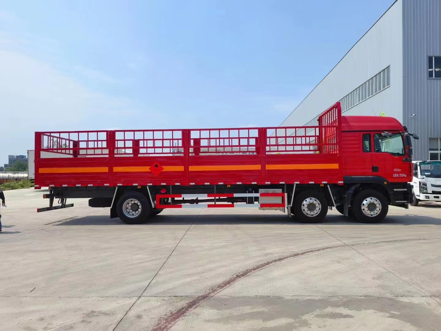 重汽汕德卡9.5米氣瓶運(yùn)輸車