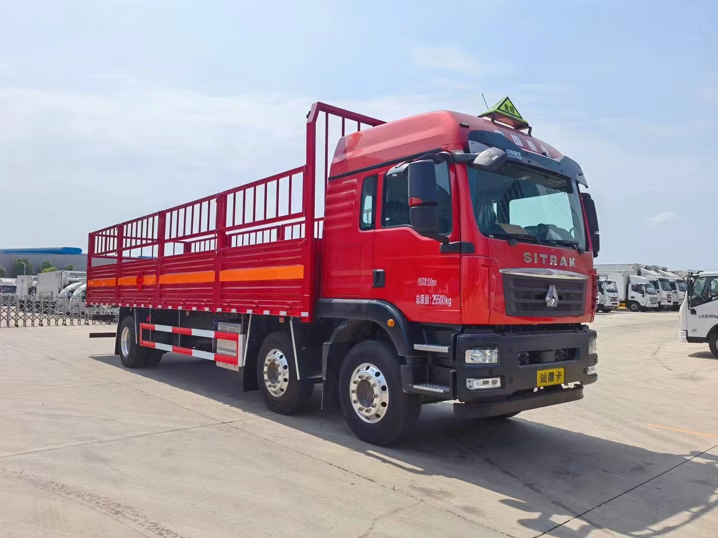 重汽汕德卡9.5米氣瓶運(yùn)輸車