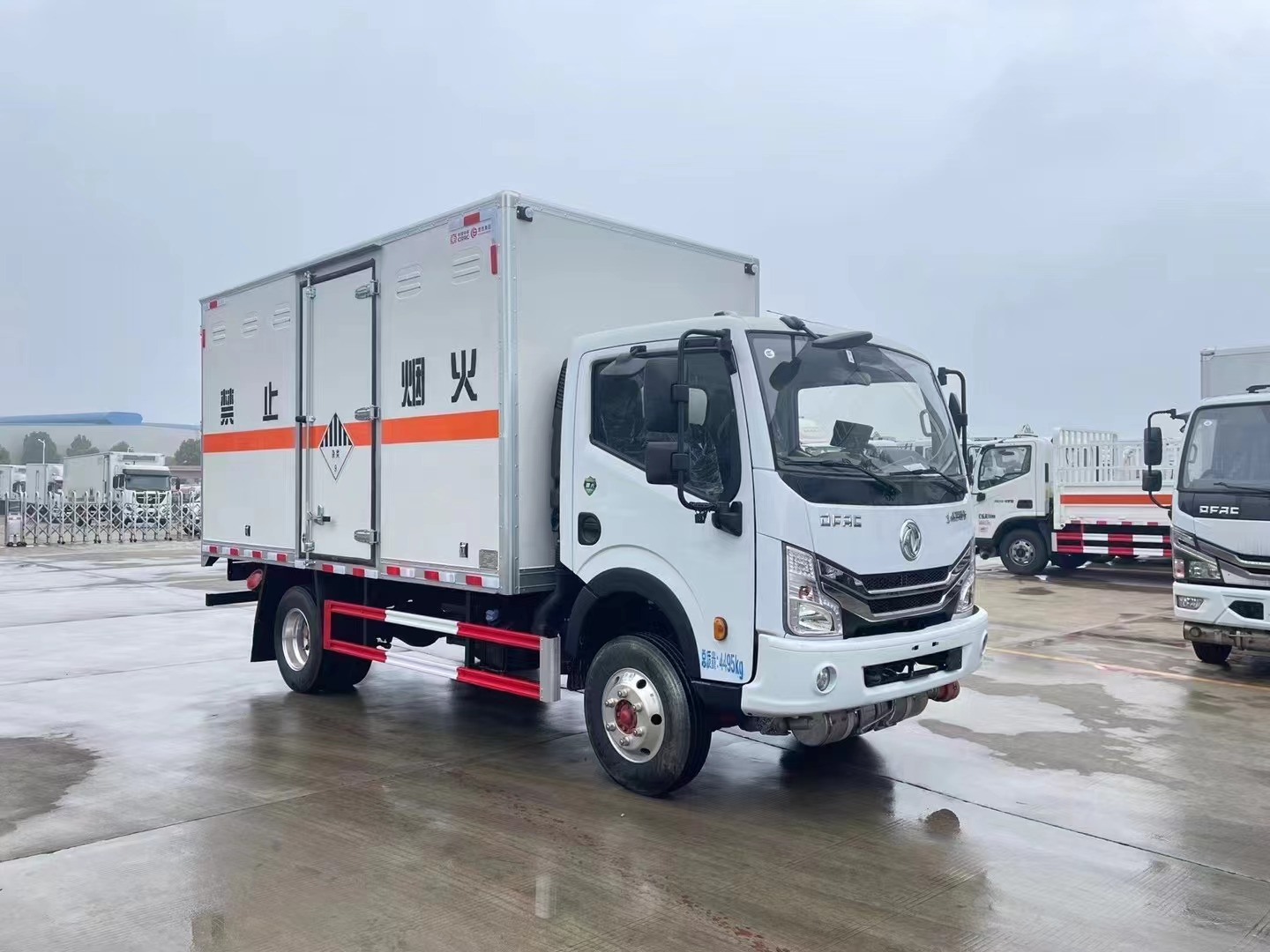 東風藍牌4.2米雜項危險物品廂式運輸車