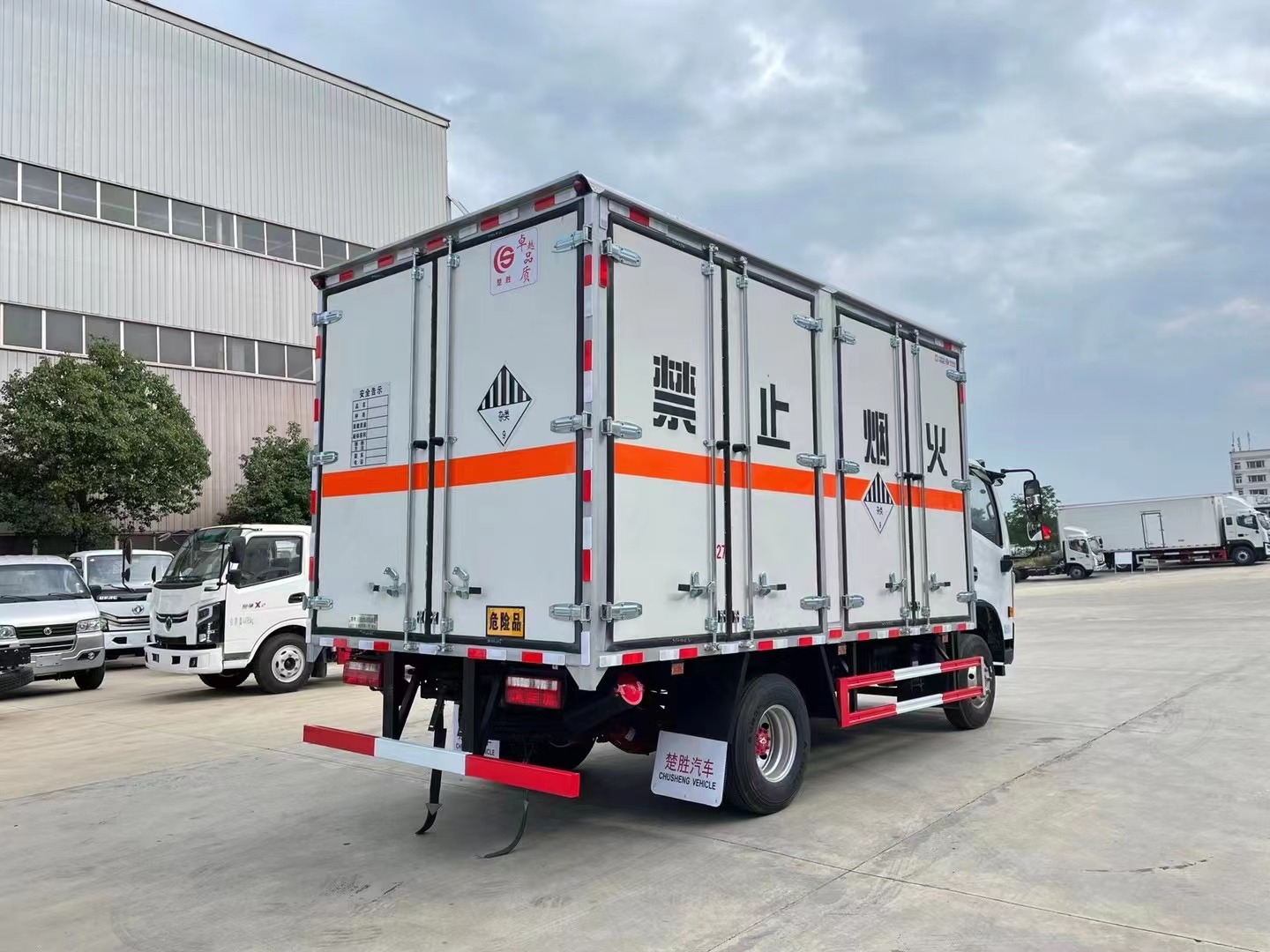 東風5噸廢礦物油運輸車