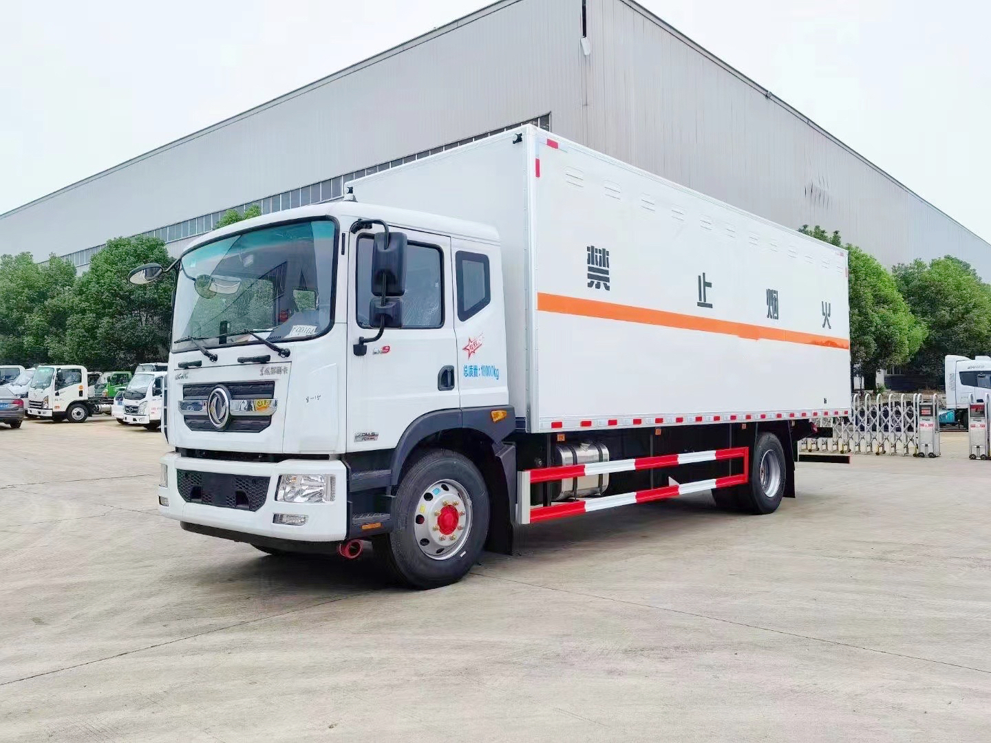 東風多利卡10噸廢電池廢機油運輸車