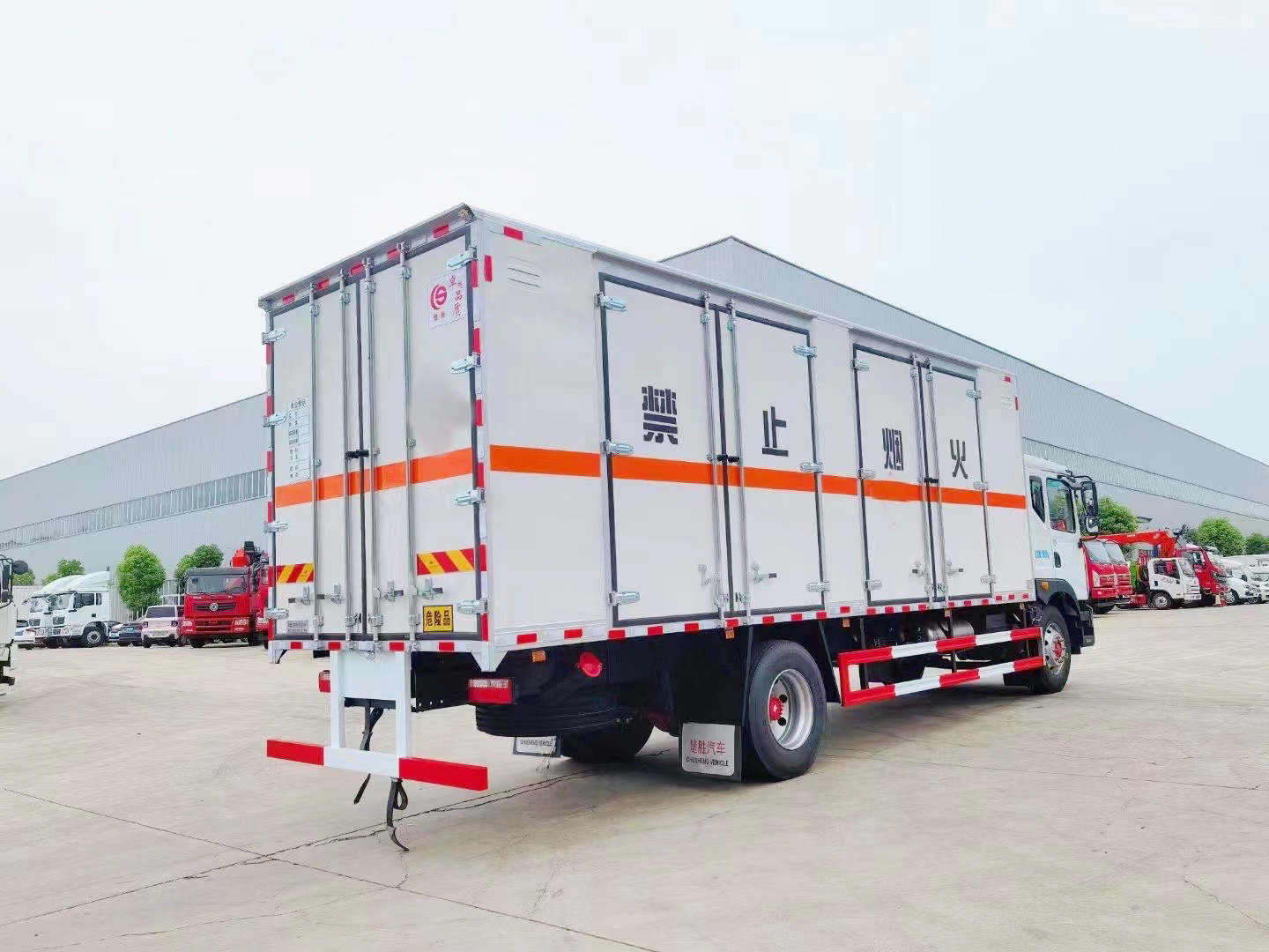 東風多利卡10噸廢電池廢機油運輸車