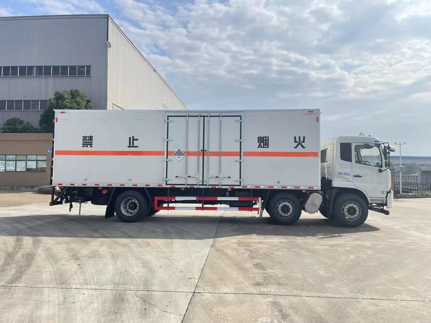雜項危險廢物廂式車/8.6米九類危險品廂式車