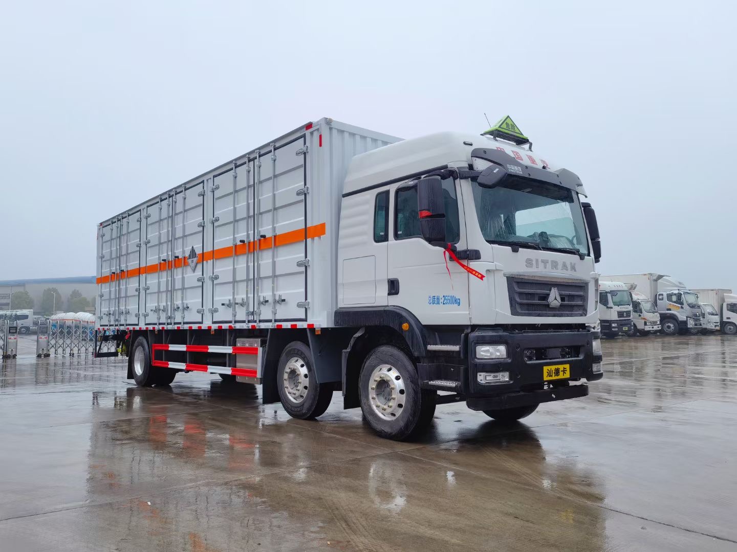 重汽汕德卡9.6米危險廢物運輸車