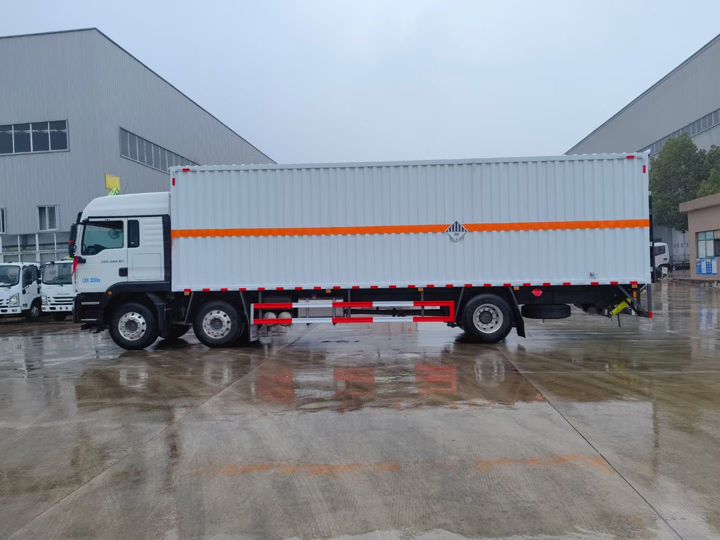 重汽汕德卡9.6米危險廢物運輸車