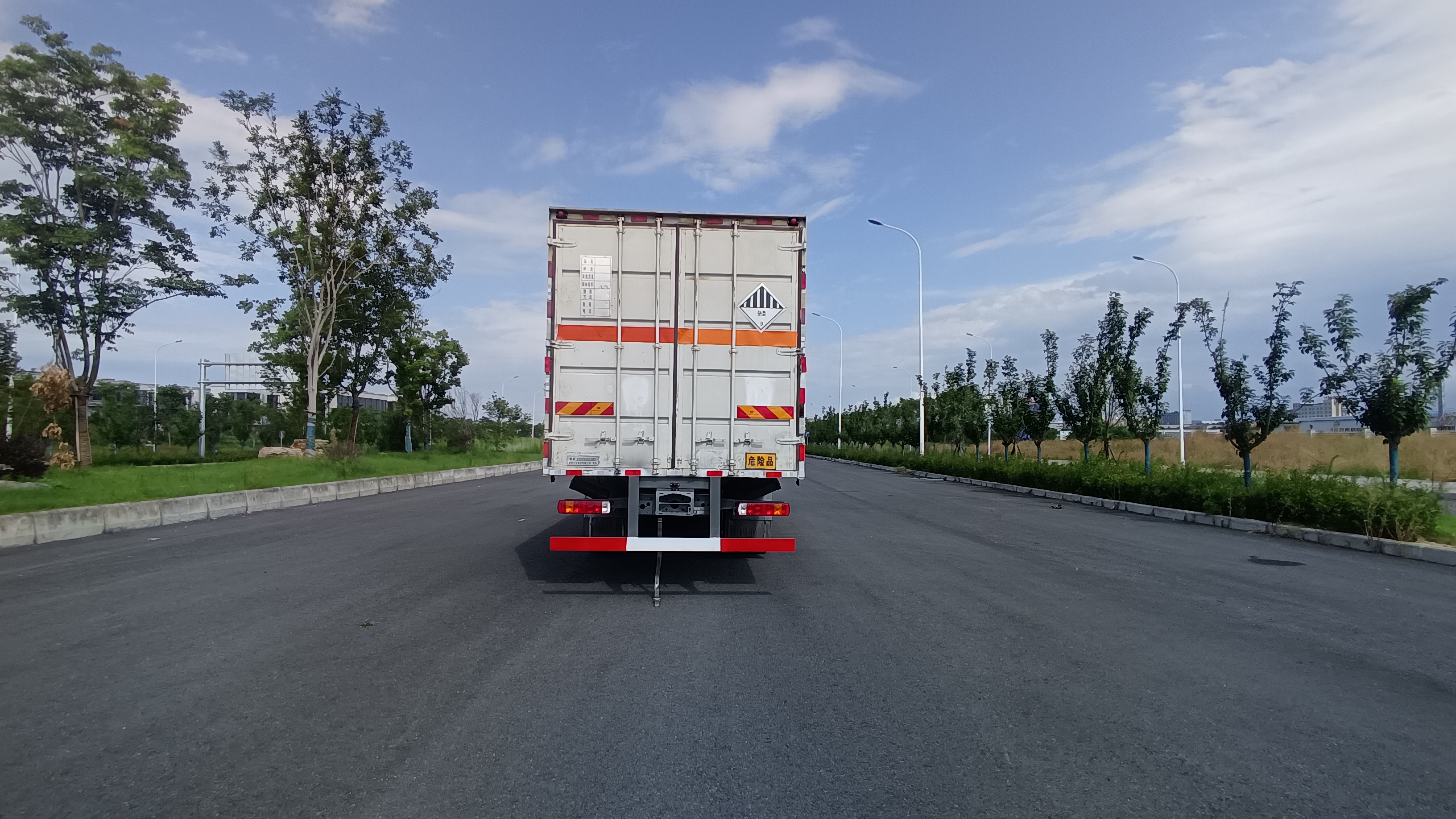 重汽豪沃小三軸9.6米雜項危險物品廂式運輸車