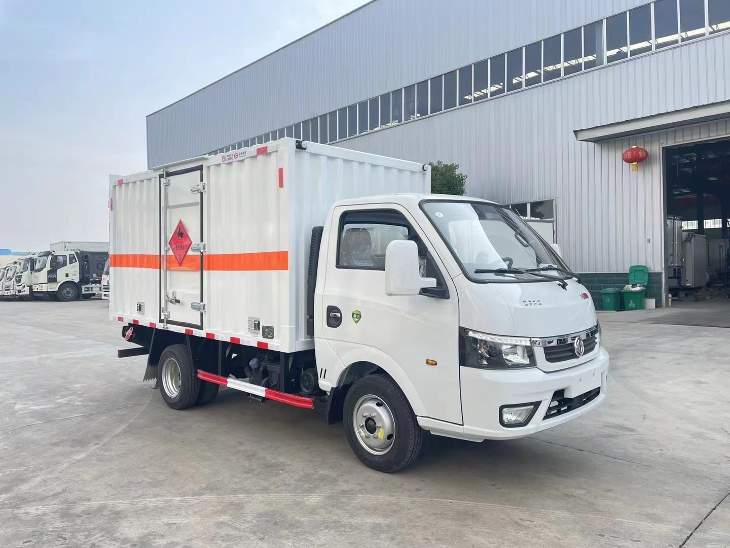 東風(fēng)途逸1.9噸藍(lán)牌易燃液體廂式運(yùn)輸車