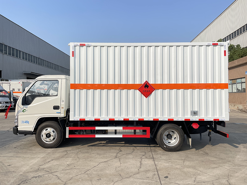 江鈴順達藍牌4.2米易燃液體廂式運輸車