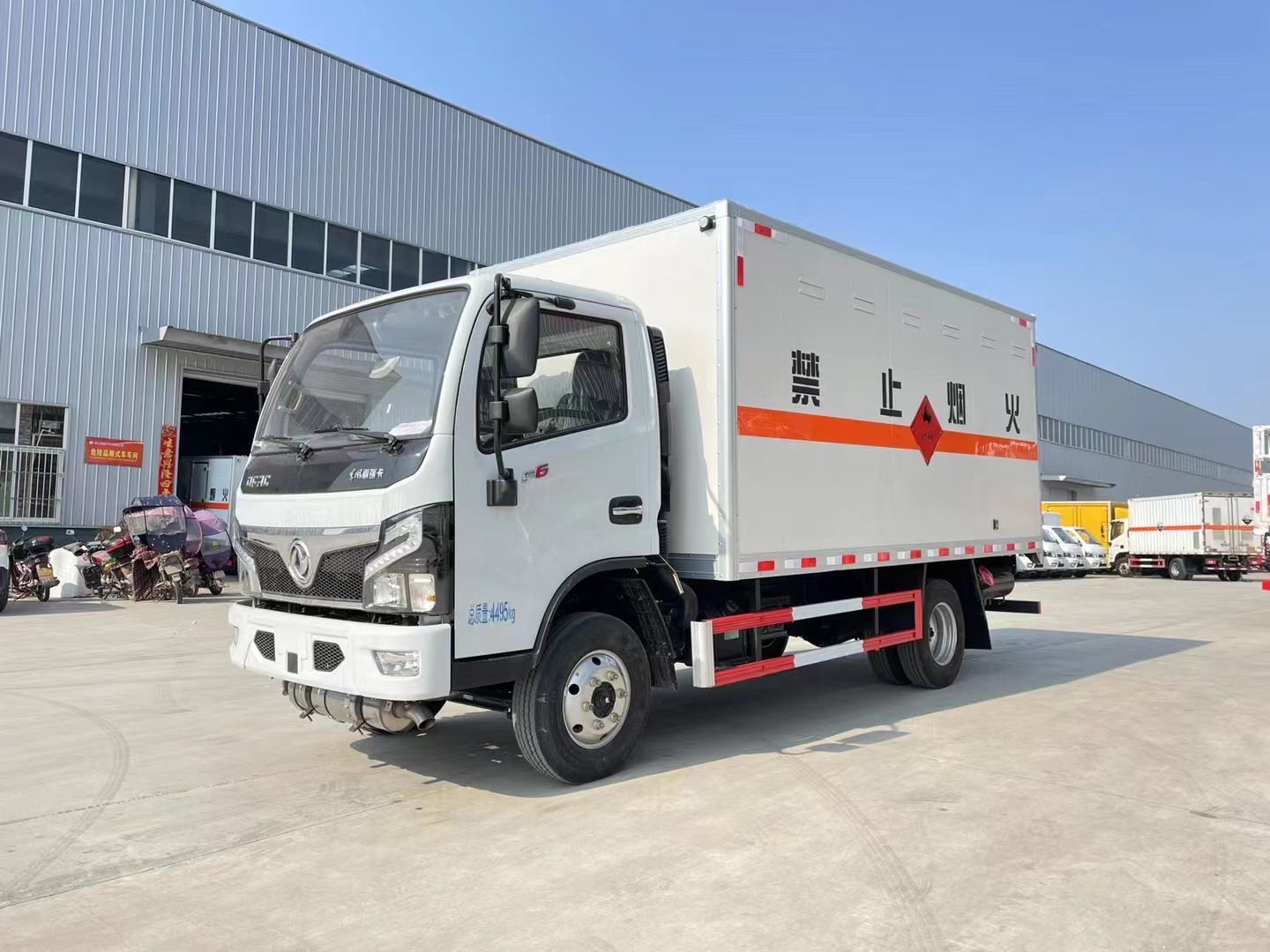 東風(fēng)多利卡藍(lán)牌液體廂式運(yùn)輸車(chē)