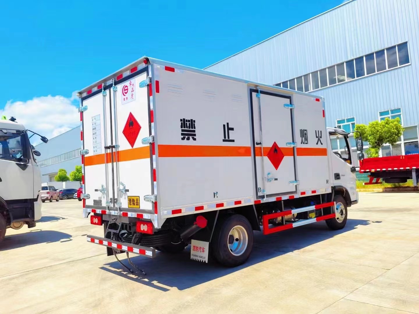 福田歐馬可4.1米易燃液體廂式運輸車