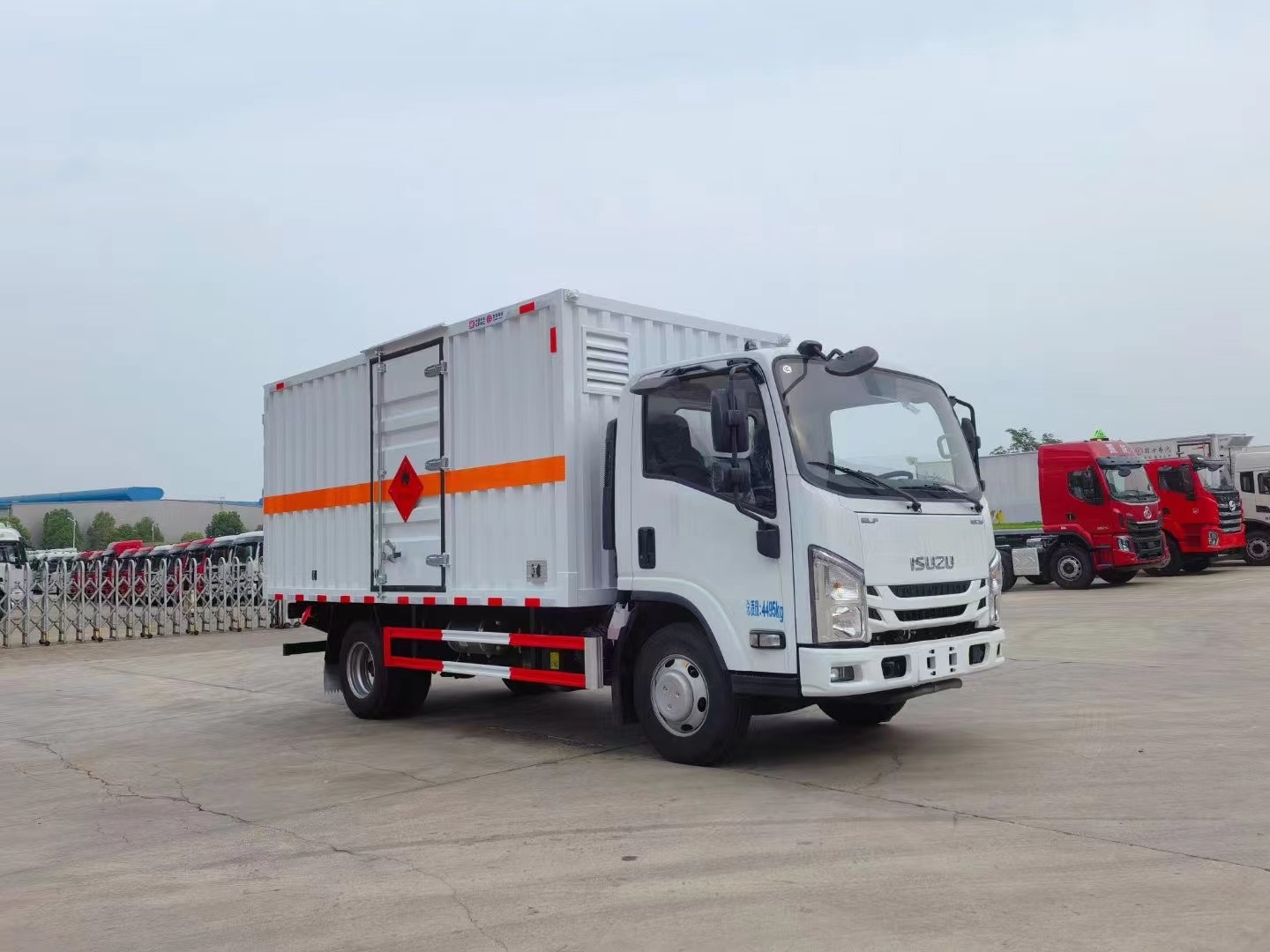 五十鈴藍(lán)牌4.15米易燃液體廂式運(yùn)輸車