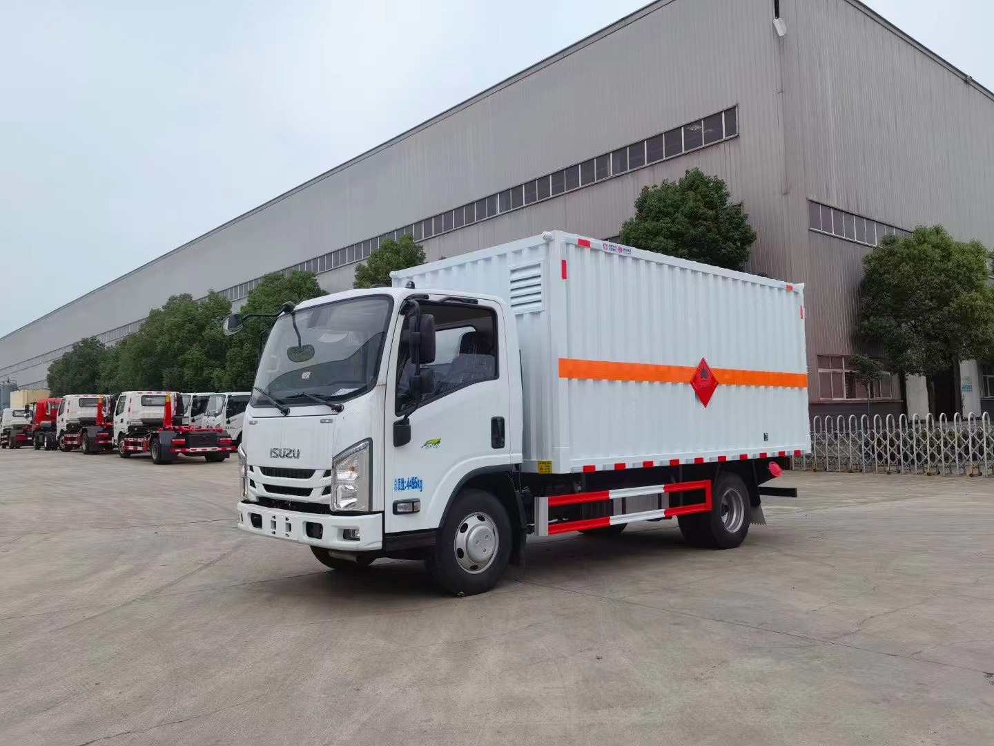 五十鈴藍(lán)牌4.15米易燃液體廂式運(yùn)輸車