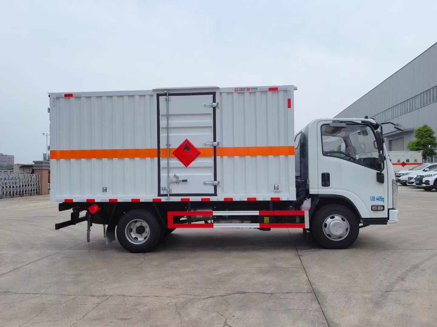 五十鈴藍(lán)牌4.15米易燃液體廂式運(yùn)輸車