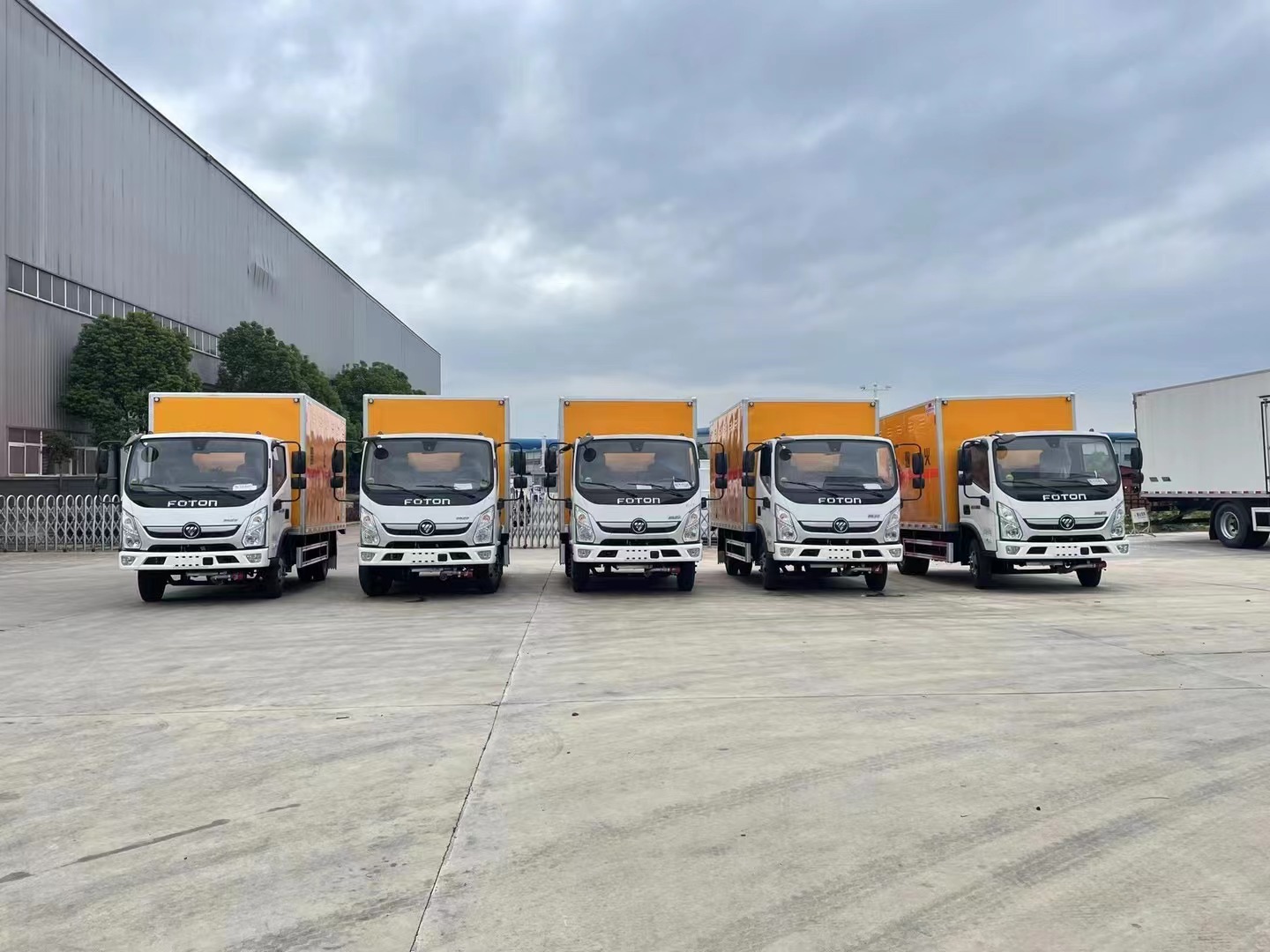 福田奧鈴藍牌4.1米（1噸）液體廂式運輸車