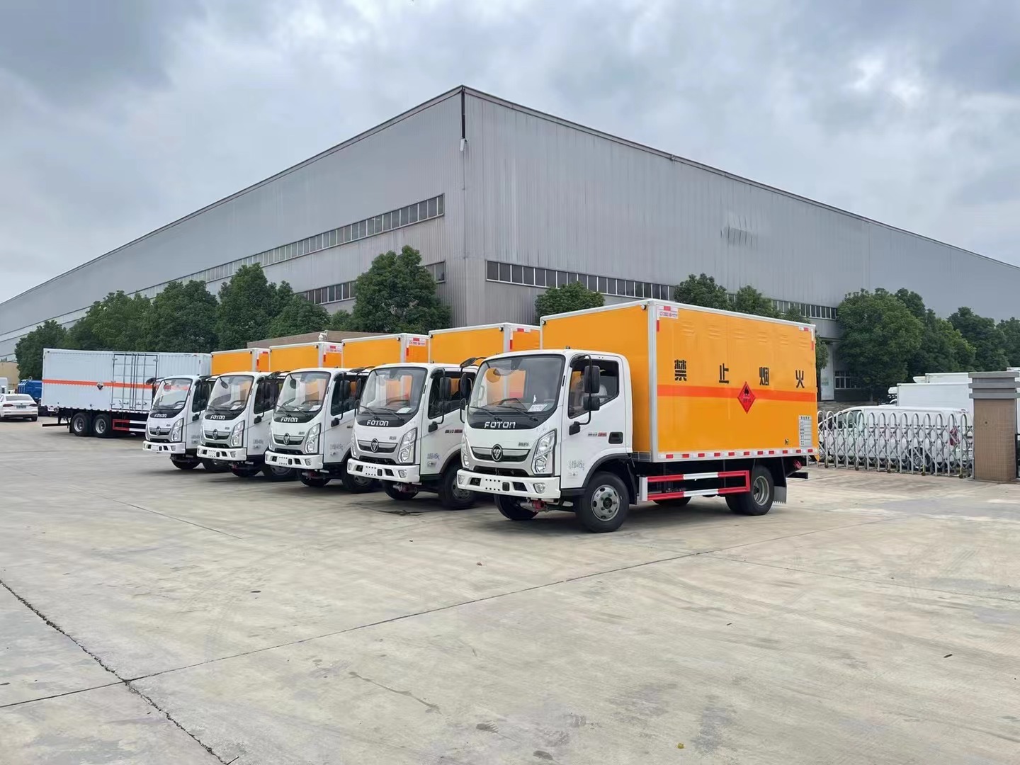 福田奧鈴藍牌4.1米（1噸）液體廂式運輸車