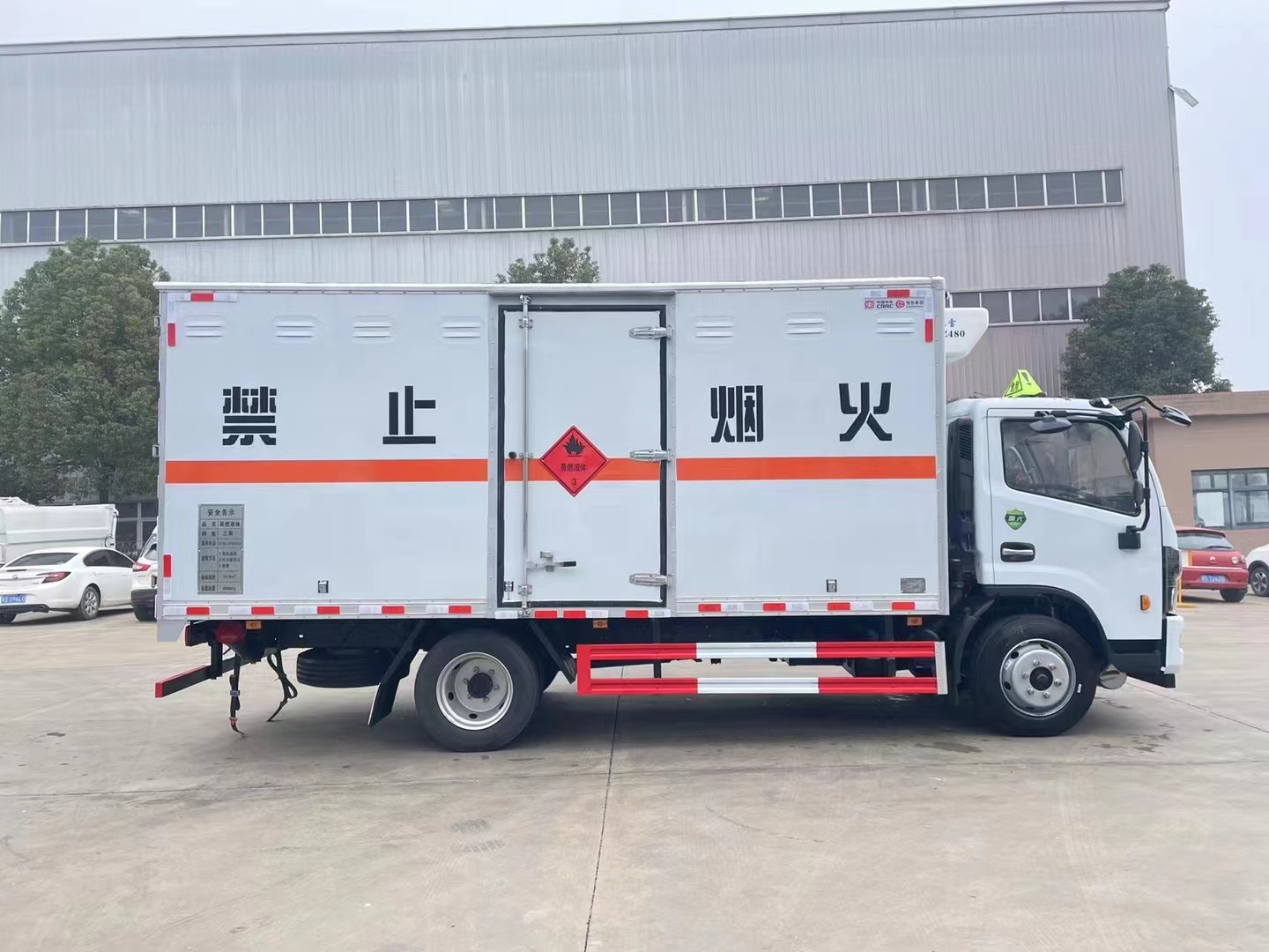 東風(fēng)多利卡（5.2米）7.2噸易燃液體廂式運(yùn)輸車