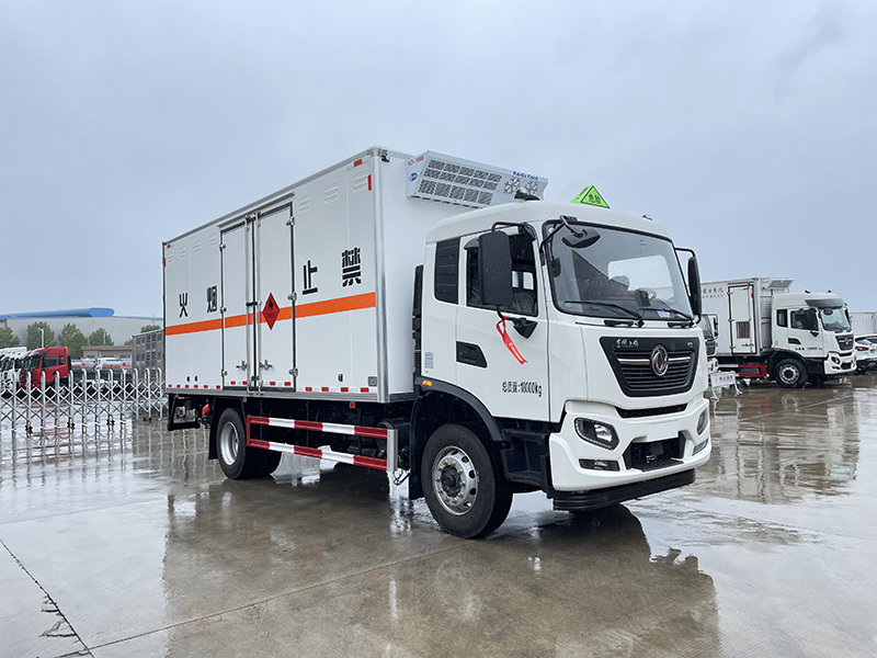 東風天錦（6.2米/6.8米）10噸液體廂式運輸車