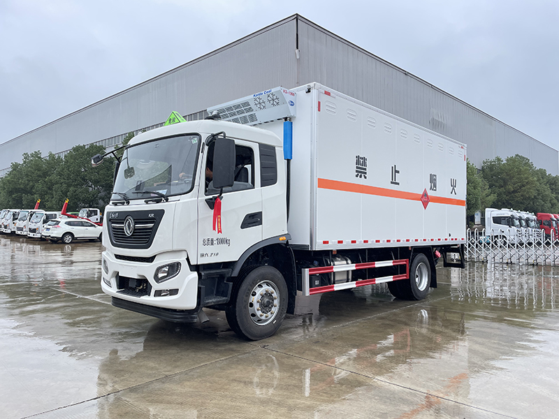 東風天錦（6.2米/6.8米）10噸液體廂式運輸車