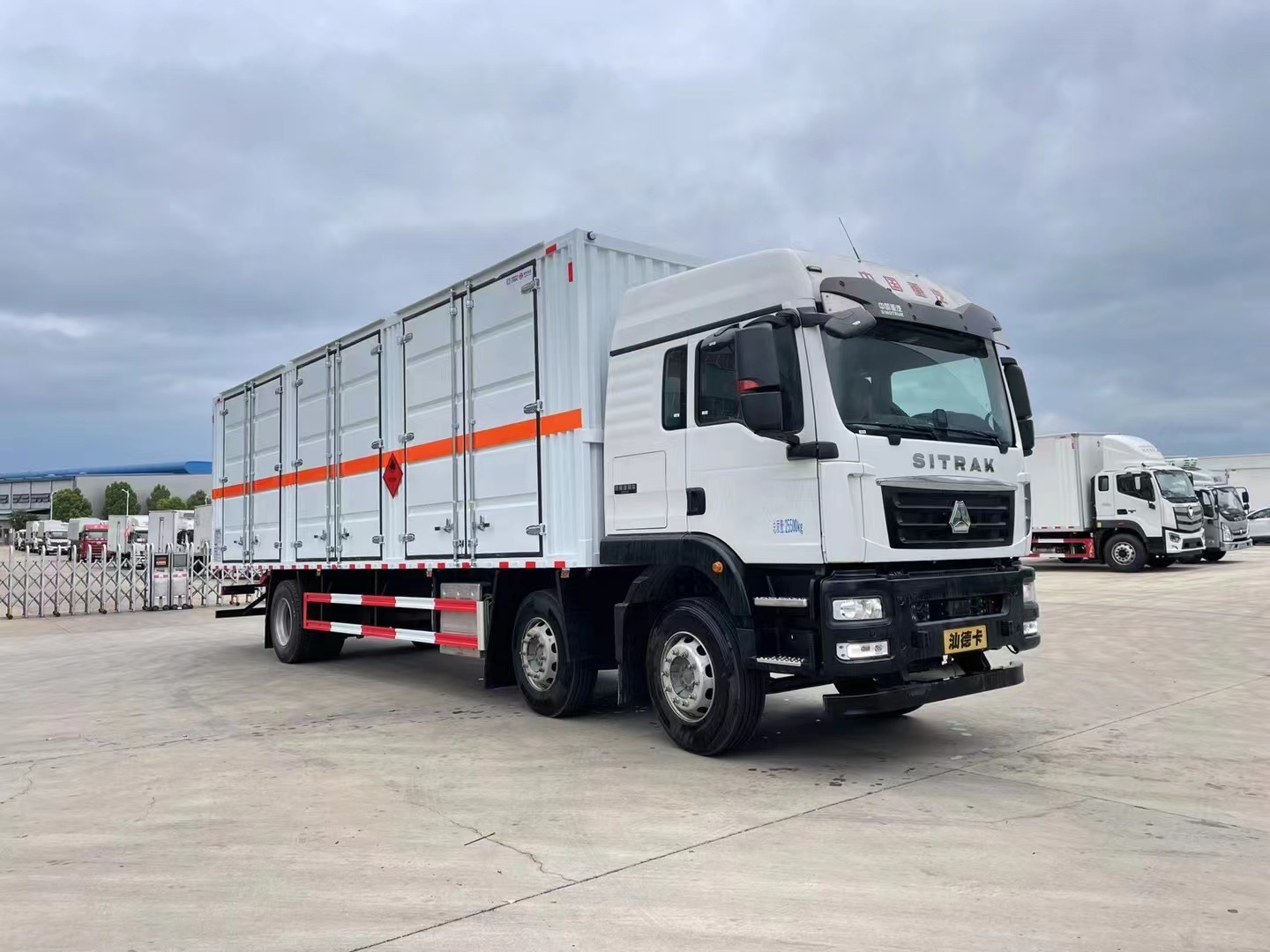 重汽汕德卡9.5米易燃液體廂式運(yùn)輸車