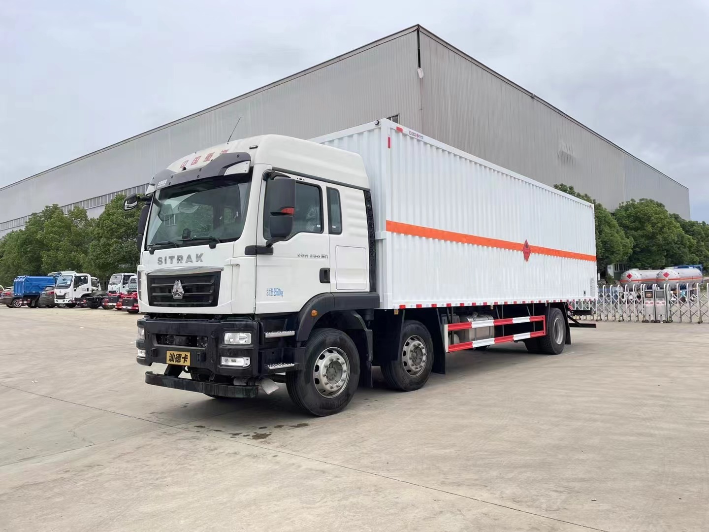 重汽汕德卡9.5米易燃液體廂式運輸車