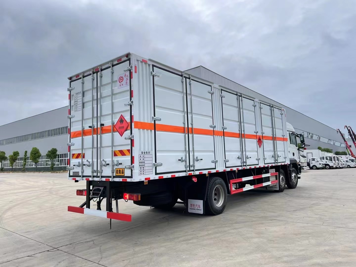 重汽汕德卡9.5米易燃液體廂式運輸車