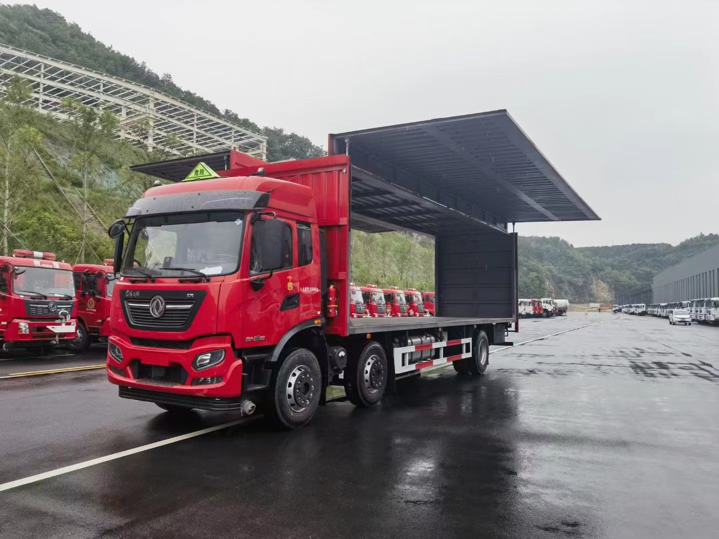 東風(fēng)天錦小三軸（7.7米/8.6米）液體廂式運(yùn)輸車