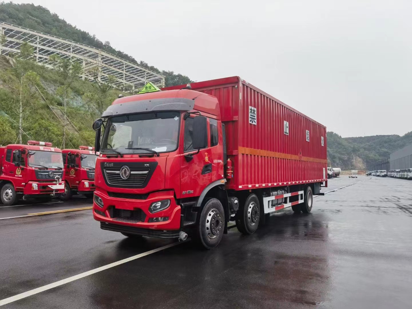 東風(fēng)天錦小三軸（7.7米/8.6米）液體廂式運(yùn)輸車