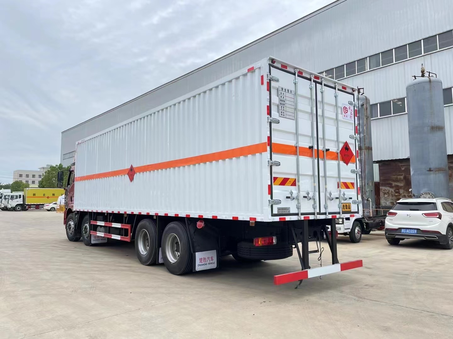 解放9.6米易燃液體廂式運(yùn)輸車