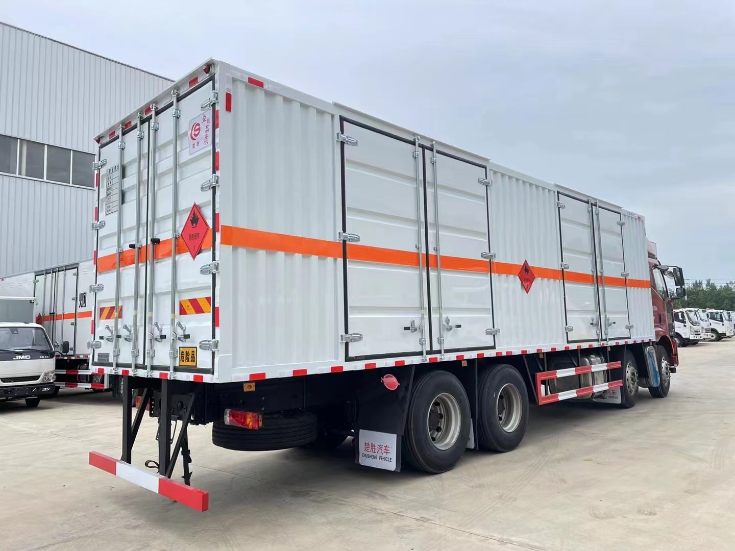 解放9.6米易燃液體廂式運(yùn)輸車