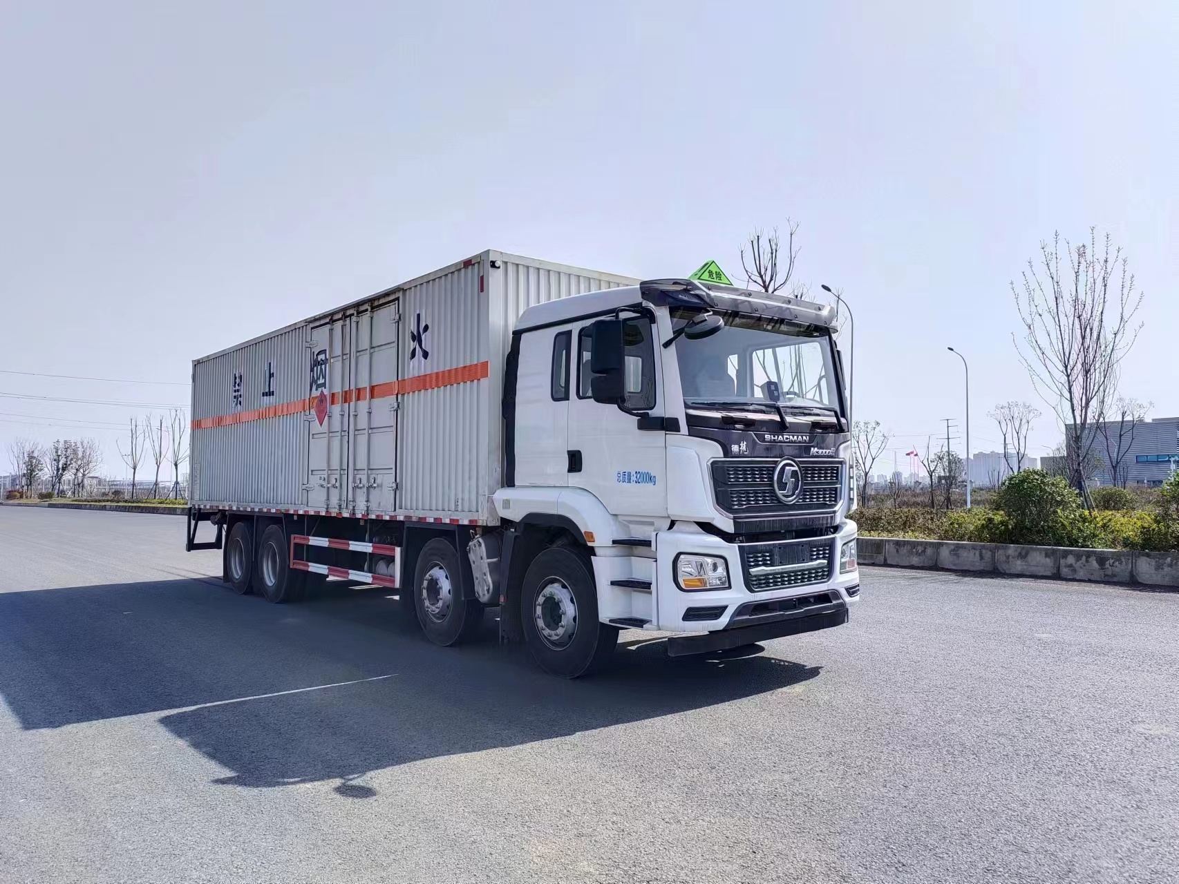 陜汽德龍M3000易燃液體廂式運(yùn)輸車