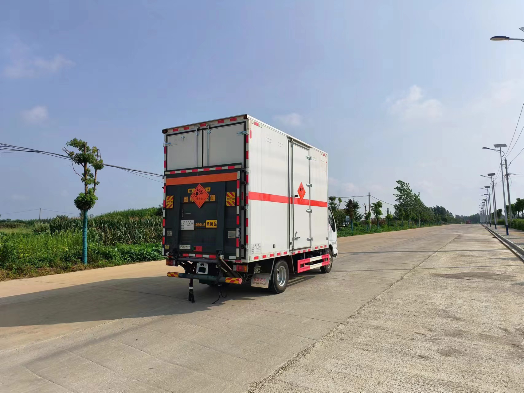 慶鈴五十鈴易燃?xì)怏w廂式運(yùn)輸車