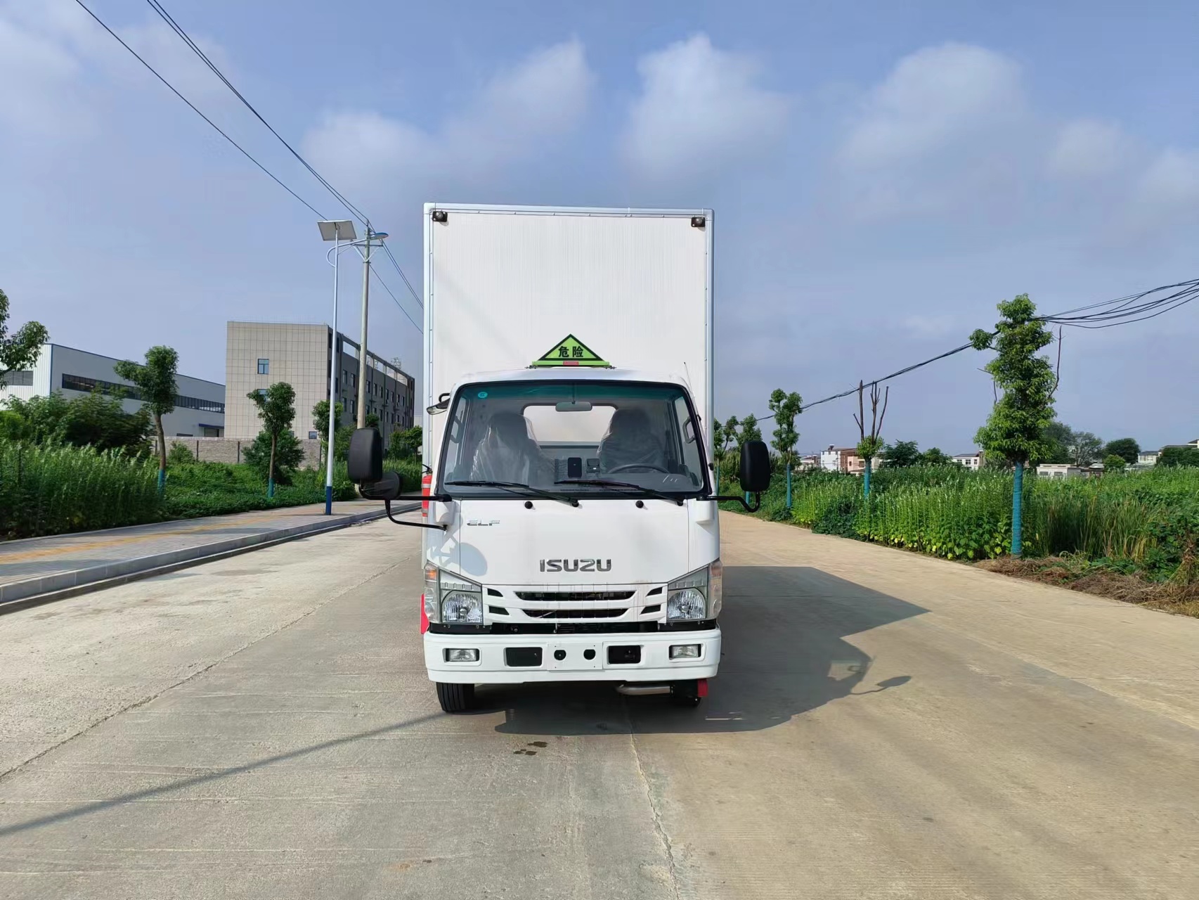 慶鈴五十鈴易燃?xì)怏w廂式運(yùn)輸車