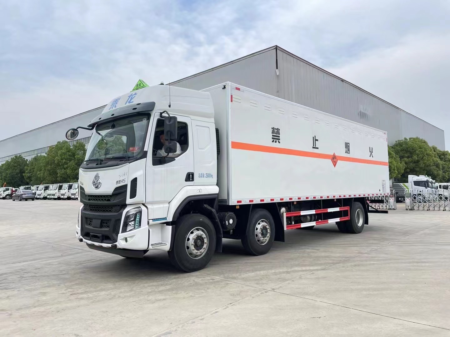 柳汽三軸350馬力國六9米6爆破車