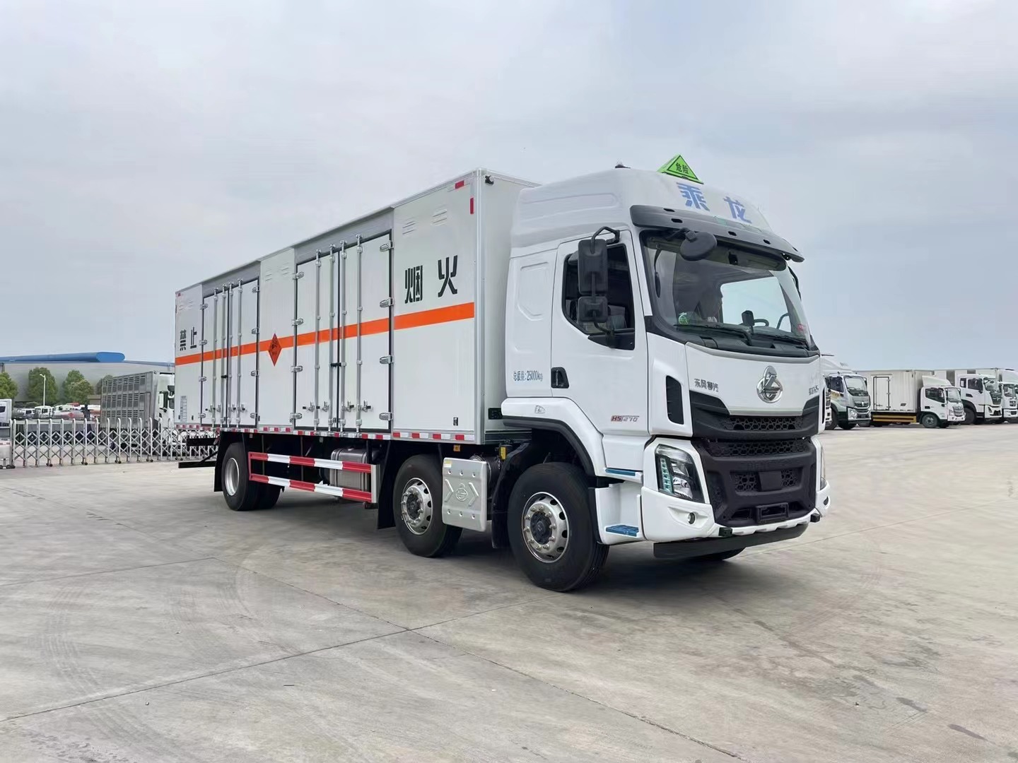 柳汽三軸350馬力國六9米6爆破車